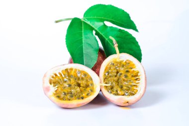 Taze Tutku meyveleri beyaz arka planda ekşi bir testtir. .