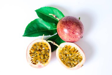 Taze Tutku meyveleri beyaz arka planda ekşi bir testtir. .