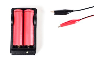 Beyaz zemin üzerinde 18650 pil şarj gücü .