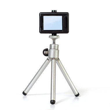 Beyaz arka planlı mini tripodda aksiyon kamerası.