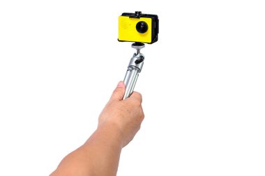 Beyaz arkaplanlı mini tripoddaki aksiyon kamerası.