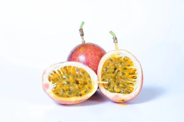 Fraîche tranche de fruits de la passion est un test aigre sur fond blanc  . — Photo