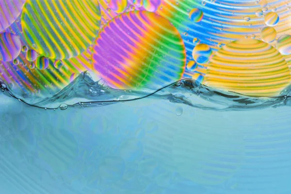 Salpicos de água ou onda de água com bolhas de ar no fundo — Fotografia de Stock