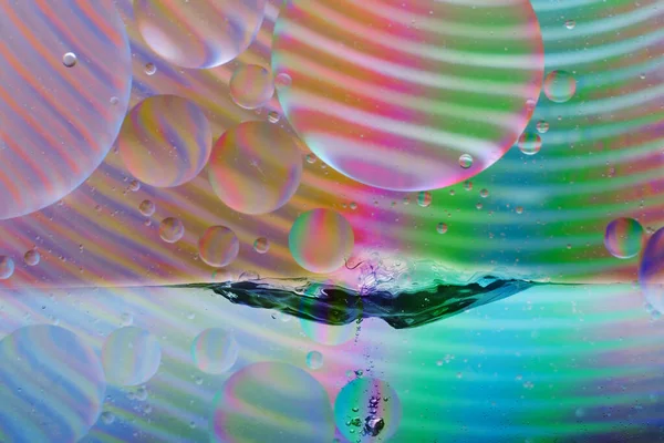 Bokeh luz con gota de aceite en el agua con colerful a la creación des —  Fotos de Stock
