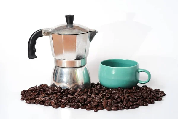 Kahve makinesi tenceresi, kahve fincanı ve beyaz poşette taze kahve çekirdekleri. - Stok İmaj