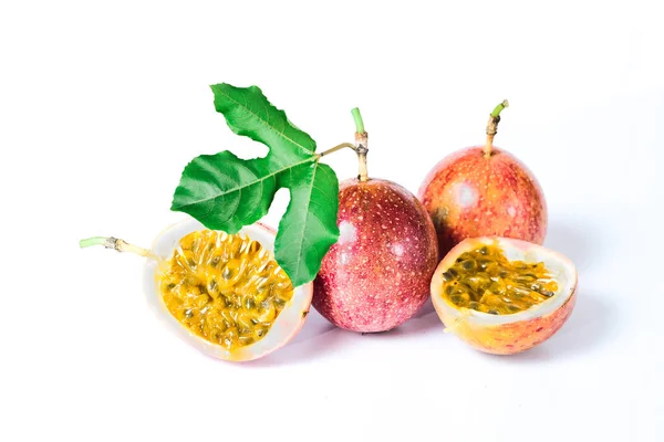 Čerstvé Vášeň ovoce plátek je kyselý test na bílém pozadí . — Stock fotografie