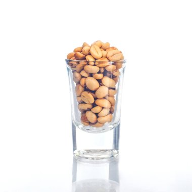 Arka planda cam kaplı taze çiğ kahve çekirdekleri..