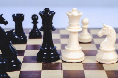 Satranç rakip ve strateji için masa oyunu konsepti.
