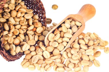 Arka planda tahta kaşıkta taze çiğ kahve çekirdekleri..