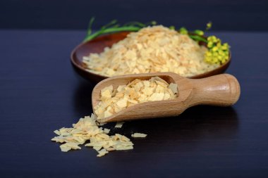 Tahta kaşık içindeki mısır gevrekleri koyu ahşap arka planda ve kopyala 