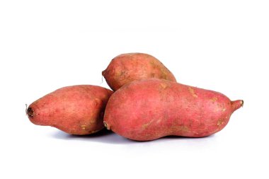 Beyaz arka planda taze patates yumrusu