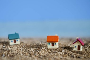 Tropikal kumsaldaki minyatür ev. Mülk için gerçek görüntü. 