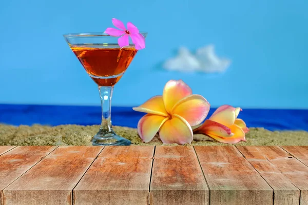 Houtwandeling weg met koele cocktail op het strand, Zomer dag . — Stockfoto
