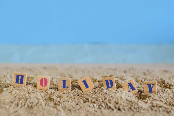 Texto de vacaciones sobre madera con playa de arena tropical, concepto de verano . —  Fotos de Stock
