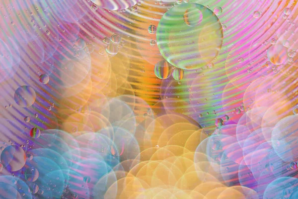 Bokeh světlo s kapkou oleje na vodě s barevné tvorby des — Stock fotografie