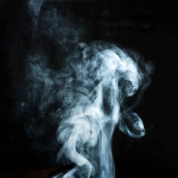 Efecto de humo blanco abstracto aislado sobre fondo negro . — Foto de Stock