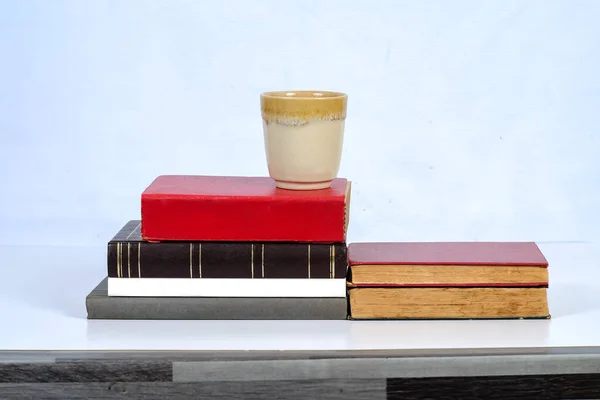 Old text books on wood table in window of coffee cafe. — Stock Photo, Image