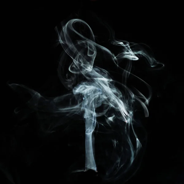 Efecto de humo blanco abstracto aislado sobre fondo negro . — Foto de Stock