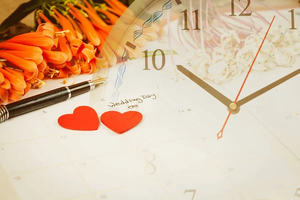 Erinnerung Hochzeitstag in Kalenderplanung und Brunnen — Stockfoto
