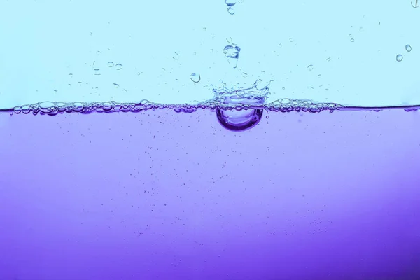Salpicadura de agua u ola de agua con burbujas de aire en el fondo —  Fotos de Stock