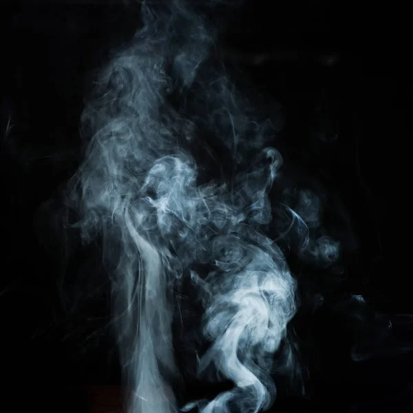 Efecto de humo blanco abstracto aislado sobre fondo negro . — Foto de Stock