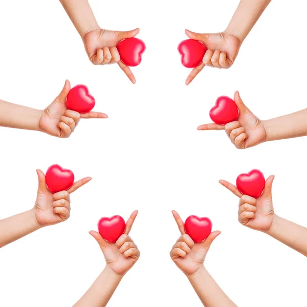 Mano sosteniendo una bola roja del corazón al círculo sobre fondo blanco . — Foto de Stock