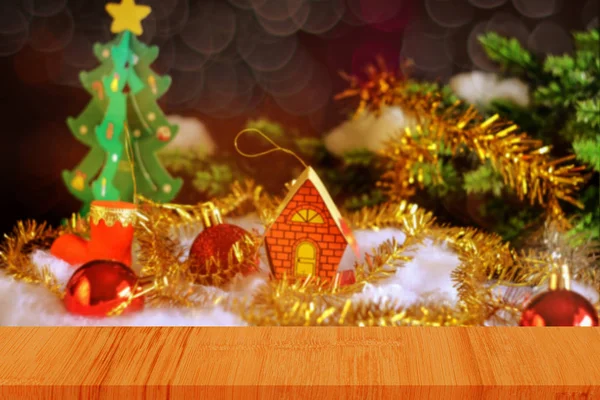 Hout top tafel met rode bal kerst decoratie op groene dennen — Stockfoto