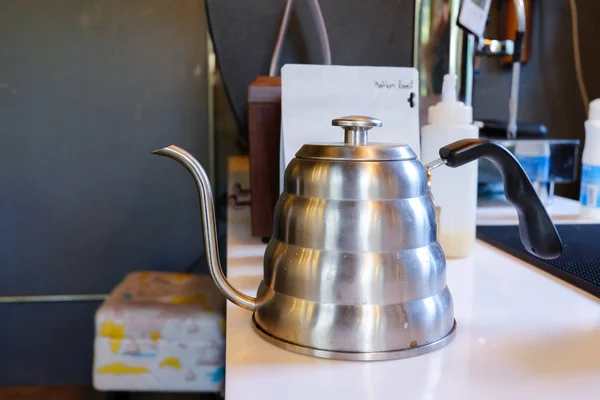 Olla caliente para el baño de café en la mesa en la tienda . — Foto de Stock