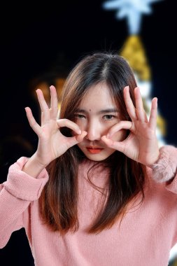 Beyaz arka planda güzel bir Asyalı kadının portresi.