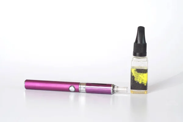 E cigarette ,vaping devices and bottles with vape liquid on whit — Stockfoto