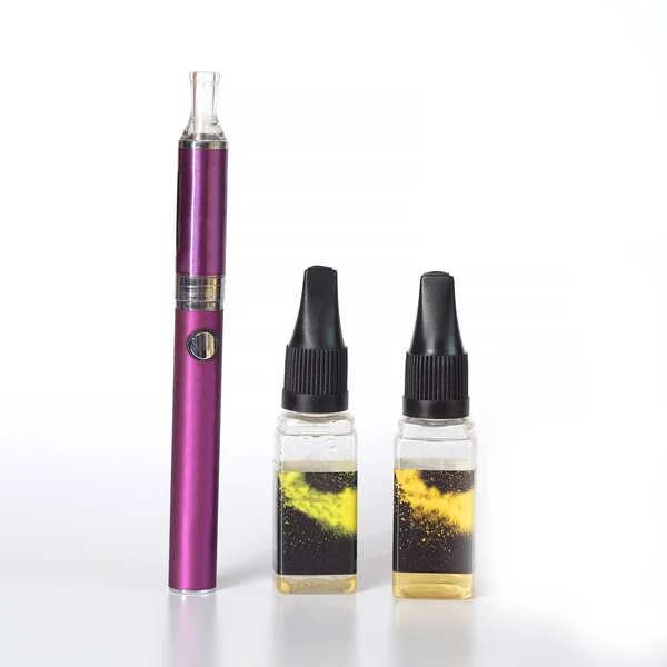 E cigarette ,vaping devices and bottles with vape liquid on whit — Stockfoto