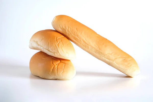 Loafs από φρέσκο ζεστό ψωμί έξω από το φούρνο σε λευκό φόντο. — Φωτογραφία Αρχείου