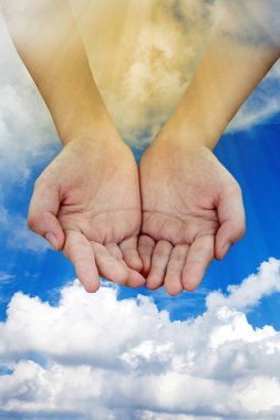 Bulutlu bir gökyüzünden ışık huzmesiyle iki el geliyor. Verme kavramı