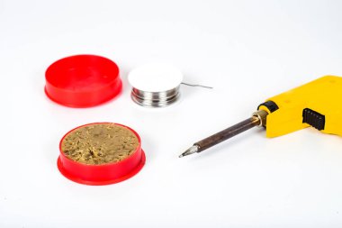Lehim ve turşu macunu ekipmanları beyaza izole edildi