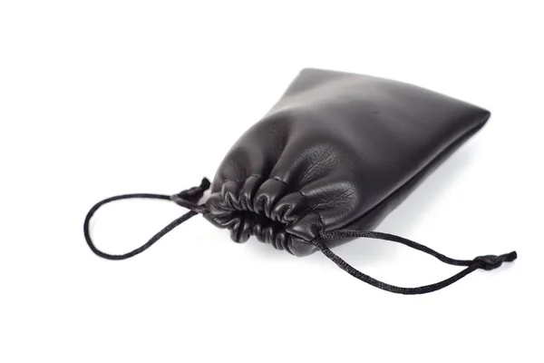 Petit sac en cuir noir sur fond blanc . — Photo