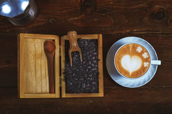 Kaffeebohne in Holzkiste mit Spätkunst-Kaffee auf altem Holzbackgro — Stockfoto