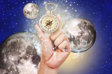 Altın bir pusula tutan eller ve öğle vakti. Genel çan kavramı