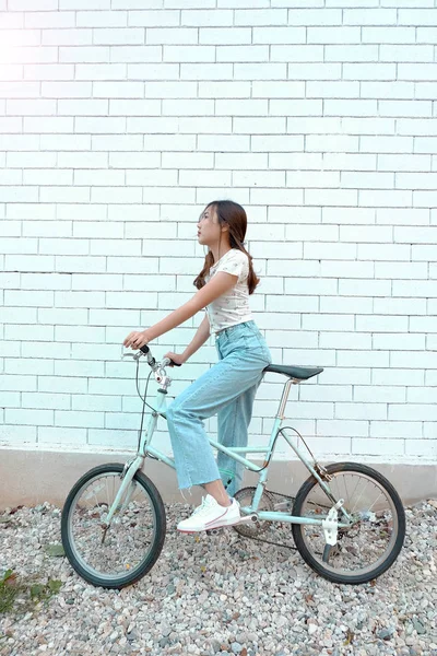 Adolescente chica con vintage bicicleta al aire libre . — Foto de Stock