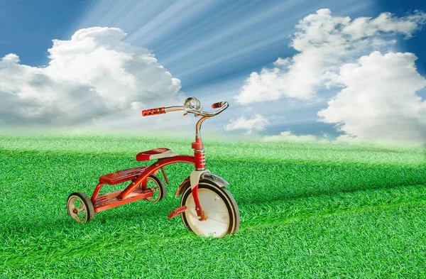 Vintage trehjuling cykel och ljus solig himmel. — Stockfoto
