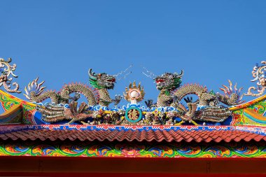 Tapınağın tepesinde iki Chiness zencisi