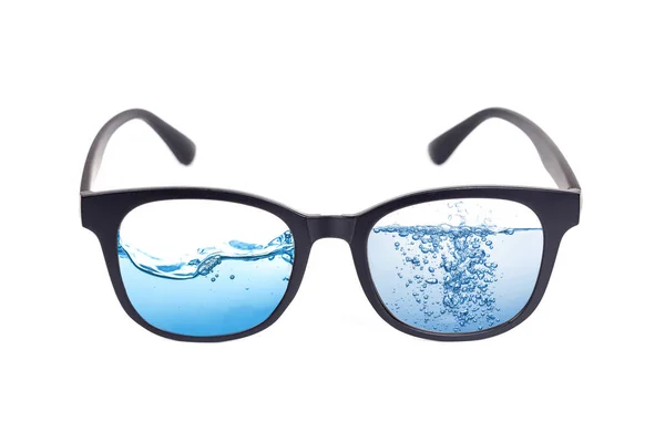 Salpicadura de agua en gafas de ojo negro aisladas en el fondo negro blanco . — Foto de Stock