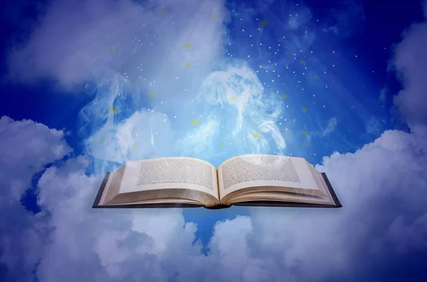 Holy bible öppen bok med moln och sol ray natur bakgrund. — Stockfoto