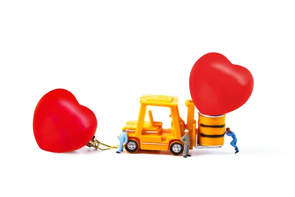 Trabalhador em miniatura e pequena empilhadeira com bola de coração, Valentine da — Fotografia de Stock