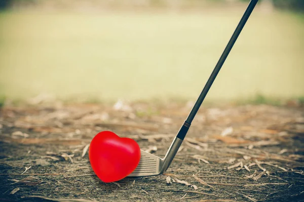 Giocare a golf con pallone cuore rosso, concetto giorno di San Valentino — Foto Stock