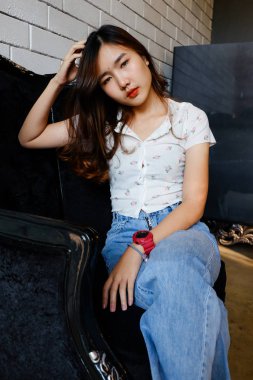 Kafedeki büyük kanepede oturan genç bir kadın. .