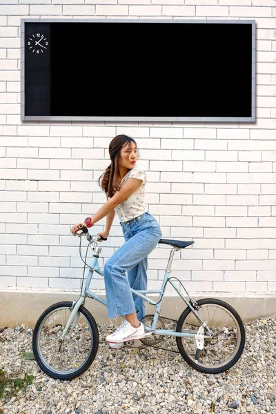 Adolescente chica con vintage bicicleta al aire libre . — Foto de Stock