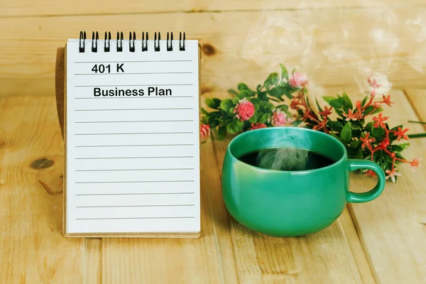 401 K plan list with  coffee cup on wood table. — 图库照片