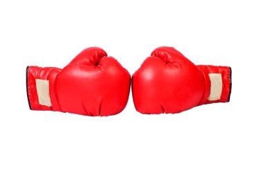 Bir çift kırmızı deri boks eldiveni ya da beyaz sırtında izole edilmiş eldiven.