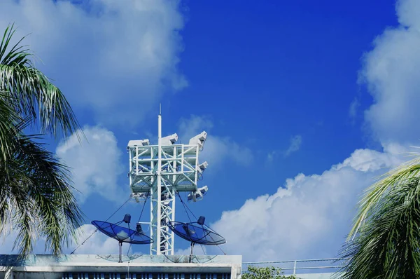 Torre com antenas de comunicação celular no céu azul . — Fotografia de Stock