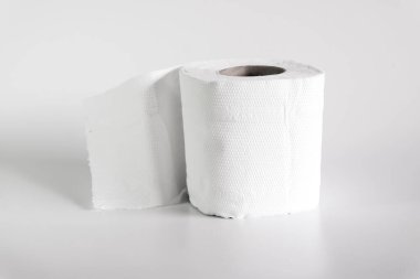 Yumuşak bir arkaplanda tuvalet kağıdı rulosu.